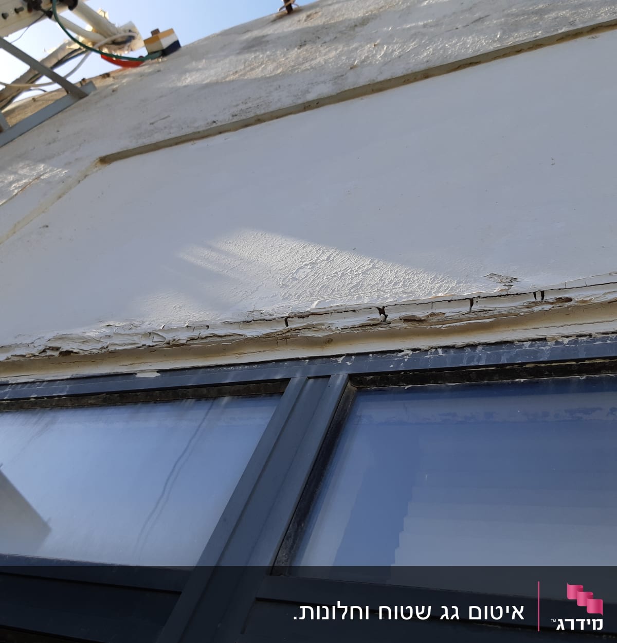 קיר עם סדקים מעל חלון, זקוק לאיטום